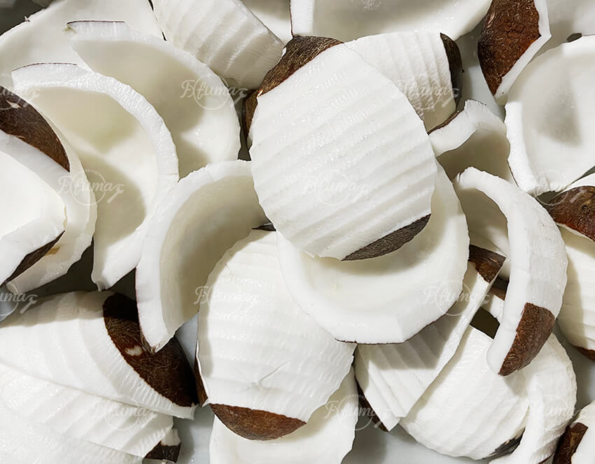 freshly peeled and washed coconuts ready for packaging 新鲜去皮和清洗的椰子准备包装