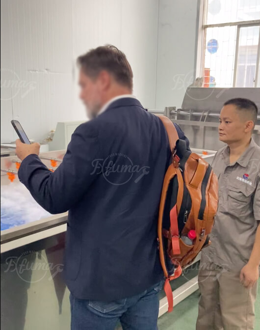 新鲜南瓜在加工前经过清洗